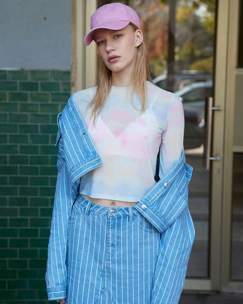 Modelo con un conjunto tejano de la colección primavera/verano 2019 de Primark