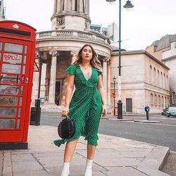 Modelo con un vestido verde de la colección primavera/verano 2019 de Primark