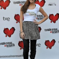 Amaia Salamanca con minifalda y camiseta promocional