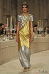 Vestido largo de manga corta en tonos dorados y plateados 
