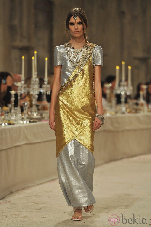 Vestido largo de manga corta en tonos dorados y plateados 