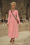Vestido largo rosa con agujeros dorados