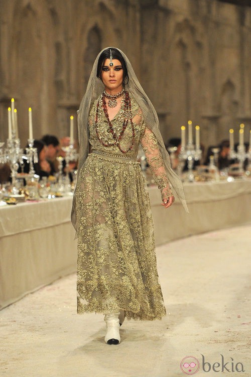 Vestido de manga larga con brocados dorados
