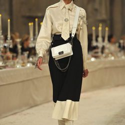 Blusa de seda con corbata en hueso y falda tubo en negro