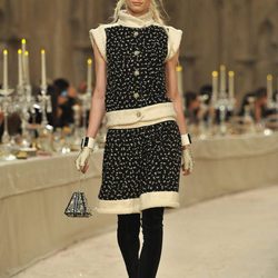 Traje chaqueta negro con detalles florales dorados y ribetes en tweed hueso