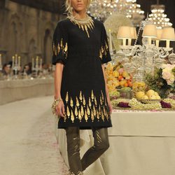 Vestido de tweed negro con detalles dorados