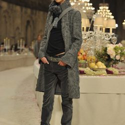 Vestido gris con bordados de perlas