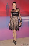 Drena de Niro con vestido de encaje negro y fondo nude