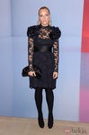 Keren Craig con vestido negro de encaje y hombros adornados con flores