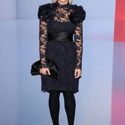 Keren Craig con vestido negro de encaje y hombros adornados con flores