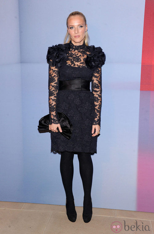 Keren Craig con vestido negro de encaje y hombros adornados con flores