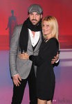Maksim Chmerkovskiy con chaqueta gris de cuadros y Lizzie Grubman con vestido negro 