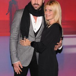 Maksim Chmerkovskiy con chaqueta gris de cuadros y Lizzie Grubman con vestido negro 