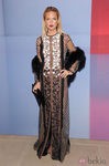 Rachel Zoe con vestido semitransparente en nude con detalles florales en blanco y negro