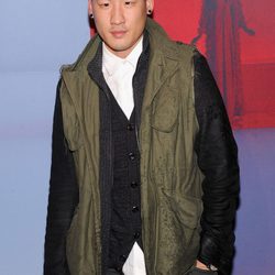Richard Chai con look informal y parca verde en chaleco