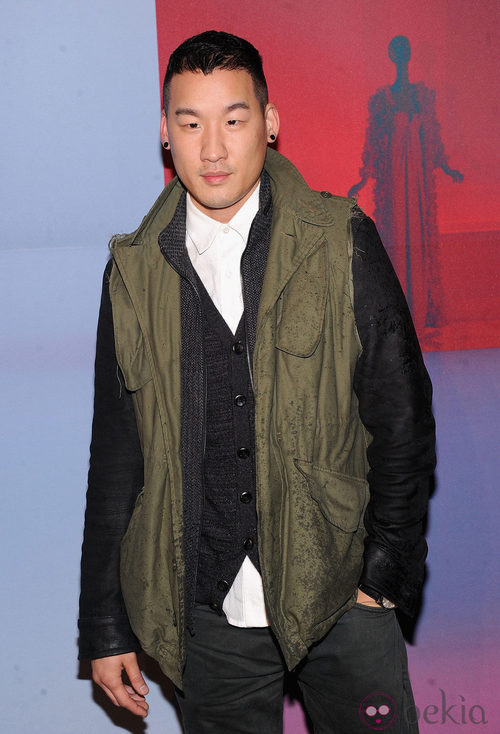 Richard Chai con look informal y parca verde en chaleco