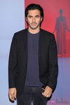 Yigal Azrouel con look informal y chaqueta de traje negra