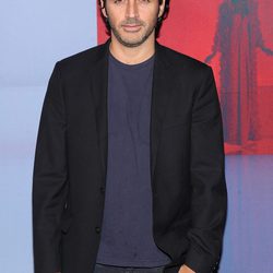 Yigal Azrouel con look informal y chaqueta de traje negra