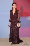 Zani Gugelmann con vestido de gasa granate y detalles florales en volumen