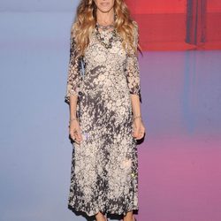 Sarah Jessica Parker con vestido floral en blanco y negro