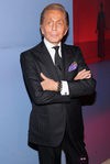 Valentino Garavani con traje chaqueta negro de raya ancha