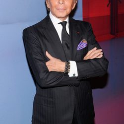 Valentino Garavani con traje chaqueta negro de raya ancha