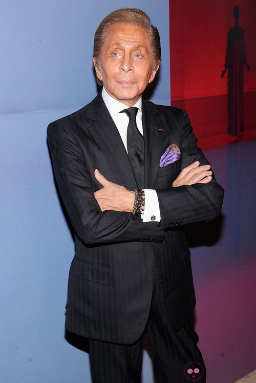 Valentino Garavani con traje chaqueta negro de raya ancha