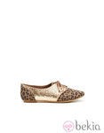 Zapato dorado glitter con estampado animal de Zara