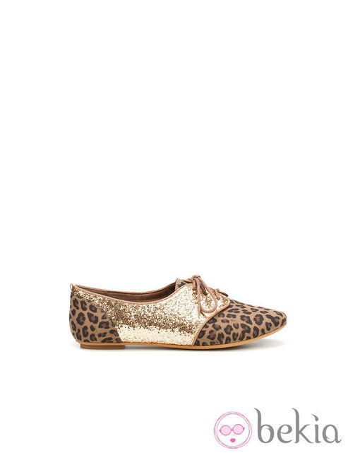 Zapato dorado glitter con estampado animal de Zara