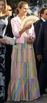 La infanta Elena con vestido multicolor pastel y chaqueta rosa palo