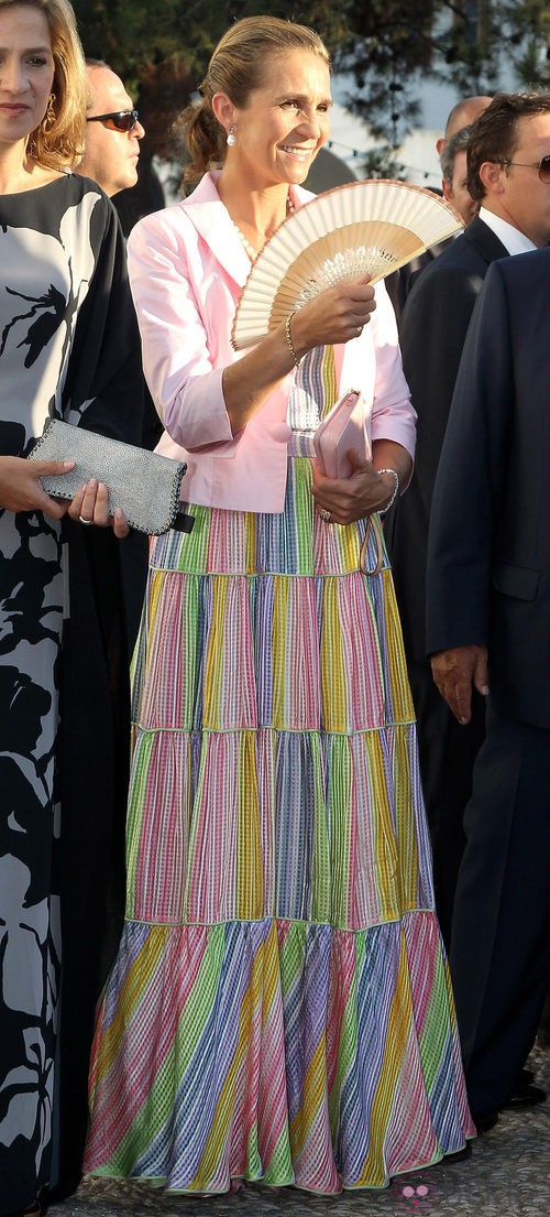 La infanta Elena con vestido multicolor pastel y chaqueta rosa palo