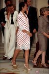 La Infanta Elena con traje sastre blanco con topos rojos y ribetes de encaje