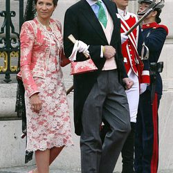 La Infanta Elena con traje sastre en rosa empolvado con encaje blanco y una mantilla negra