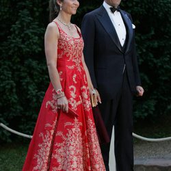La Infanta Elena con vestido largo en color rojo y brocados nude