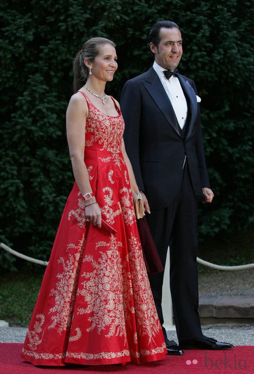 La Infanta Elena con vestido largo en color rojo y brocados nude