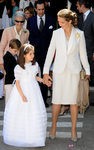 La Infanta Elena con traje sastre blanco roto