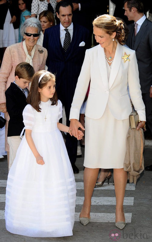 La Infanta Elena con traje sastre blanco roto