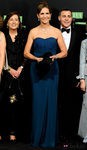 La Infanta Elena con vestido largo en azul noche