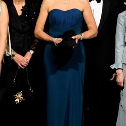 La Infanta Elena con vestido largo en azul noche