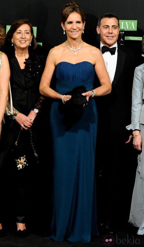 La Infanta Elena con vestido largo en azul noche
