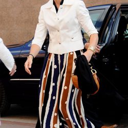 La Infanta Elena con pantalones pata elefante tricolor