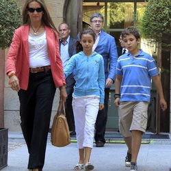 La Infanta Elena con look working girl con pantalón azul y blazer color coral