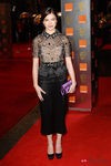 Hallee Steinfeld con falda de tubo y camisa con transparencias