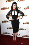 Amy Heldemann con falda de tubo de talle alto y lunares