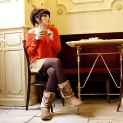 Angy, de rojo, posa en una cafetería madrileña para Refresh