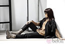 Angy con botas militares de piel y gafas de sol