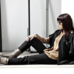 Angy con botas militares de piel y gafas de sol