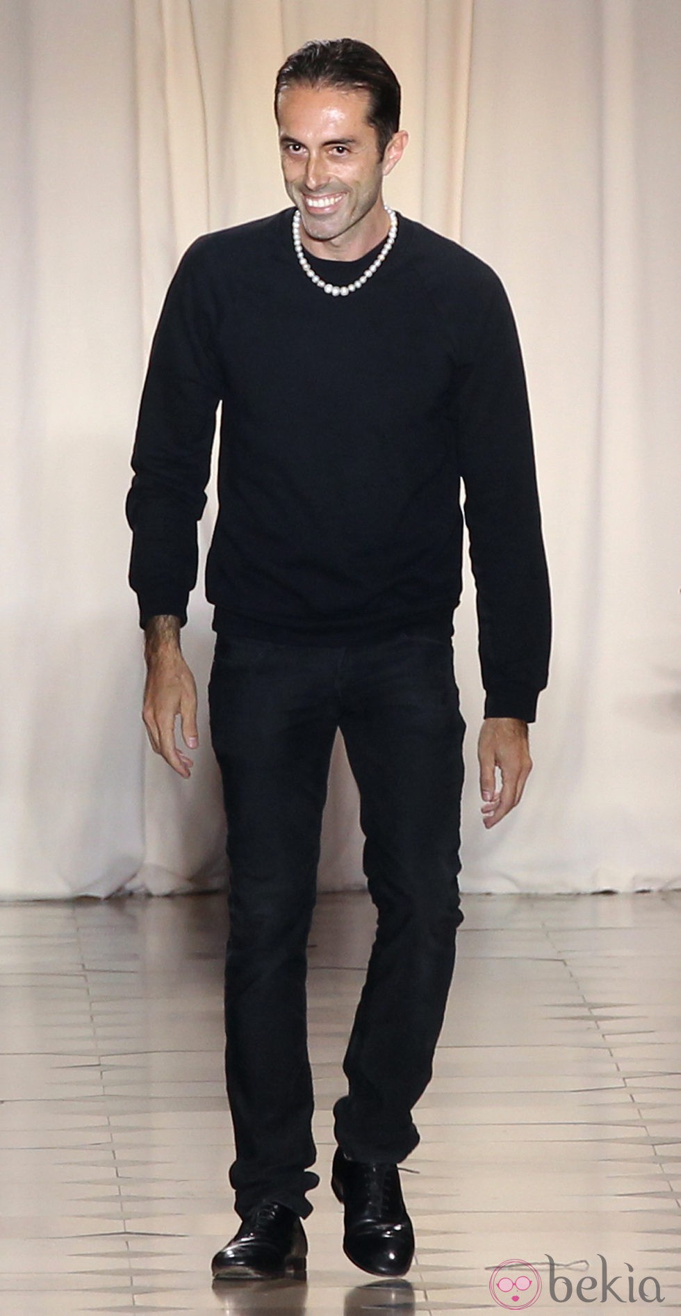Giambattista Valli saludando en un desfile