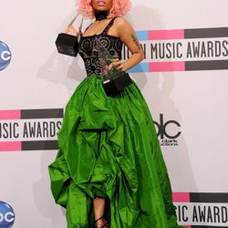 Nicky Minaj con vestido de gala verde y negro