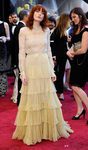 Florence Welch con vestido de época en tonos nude